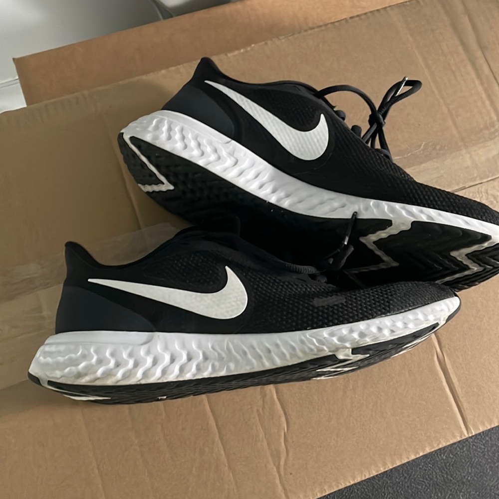 Nike revolution sz 8.5 mens or 10w
